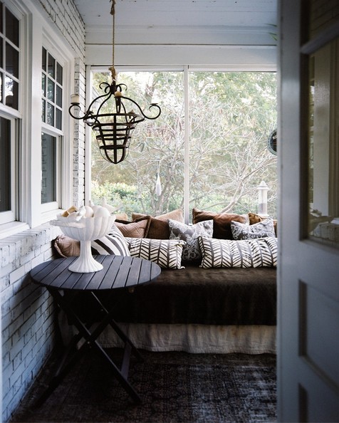 Lisa+Sherry+daybed+covered+patterned+pillows+PtYX_aDrg8Nl