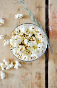 Rosemary parmesan popcorn - easy and delicious!