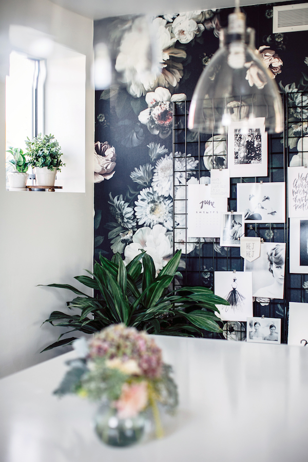 Black and white office - flower wallpaper