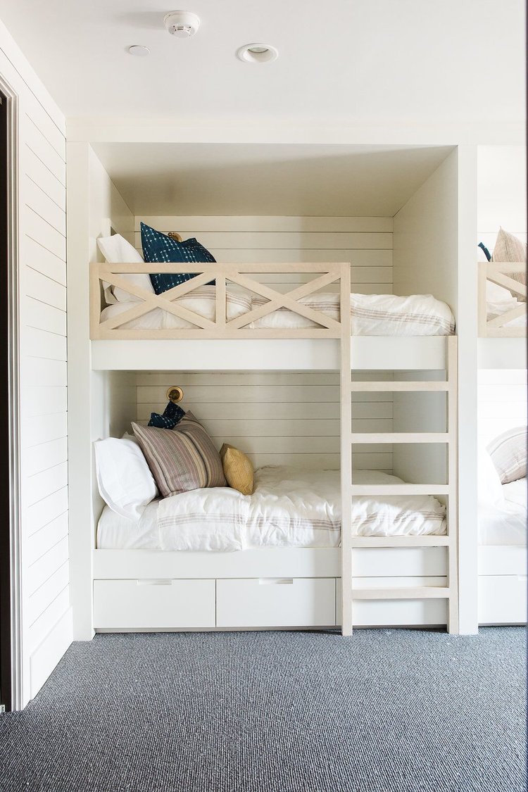 16Kids+bedroom+with+built-in+bunk+beds+with+shiplap+walls