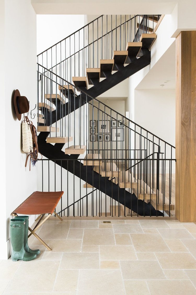 Modern+staircase+with+dark+metal+and+natural+wood+steps