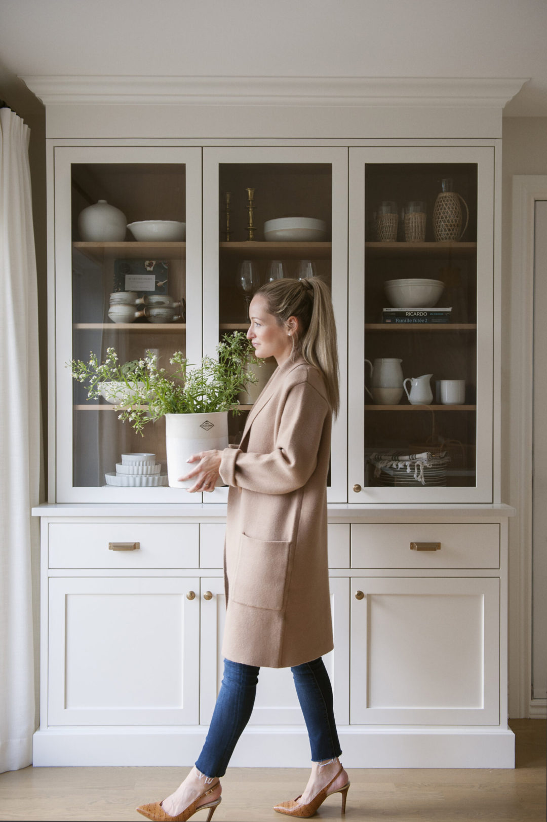 This dreamy white and wood kitchen is giving all the good vibes